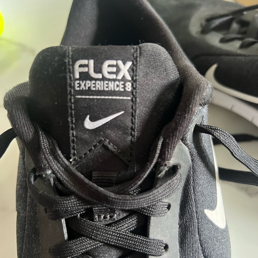 Women’s Nike charcoal/black and White Flex experience 8 Running Shoes size 9 - Picture 4 of 6